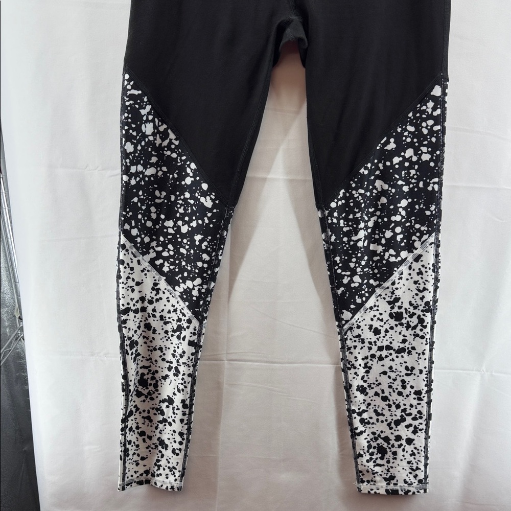 Fabletics Women’s Black and White Brogan Dalmation Leggings Size Medium - Picture 4 of 9